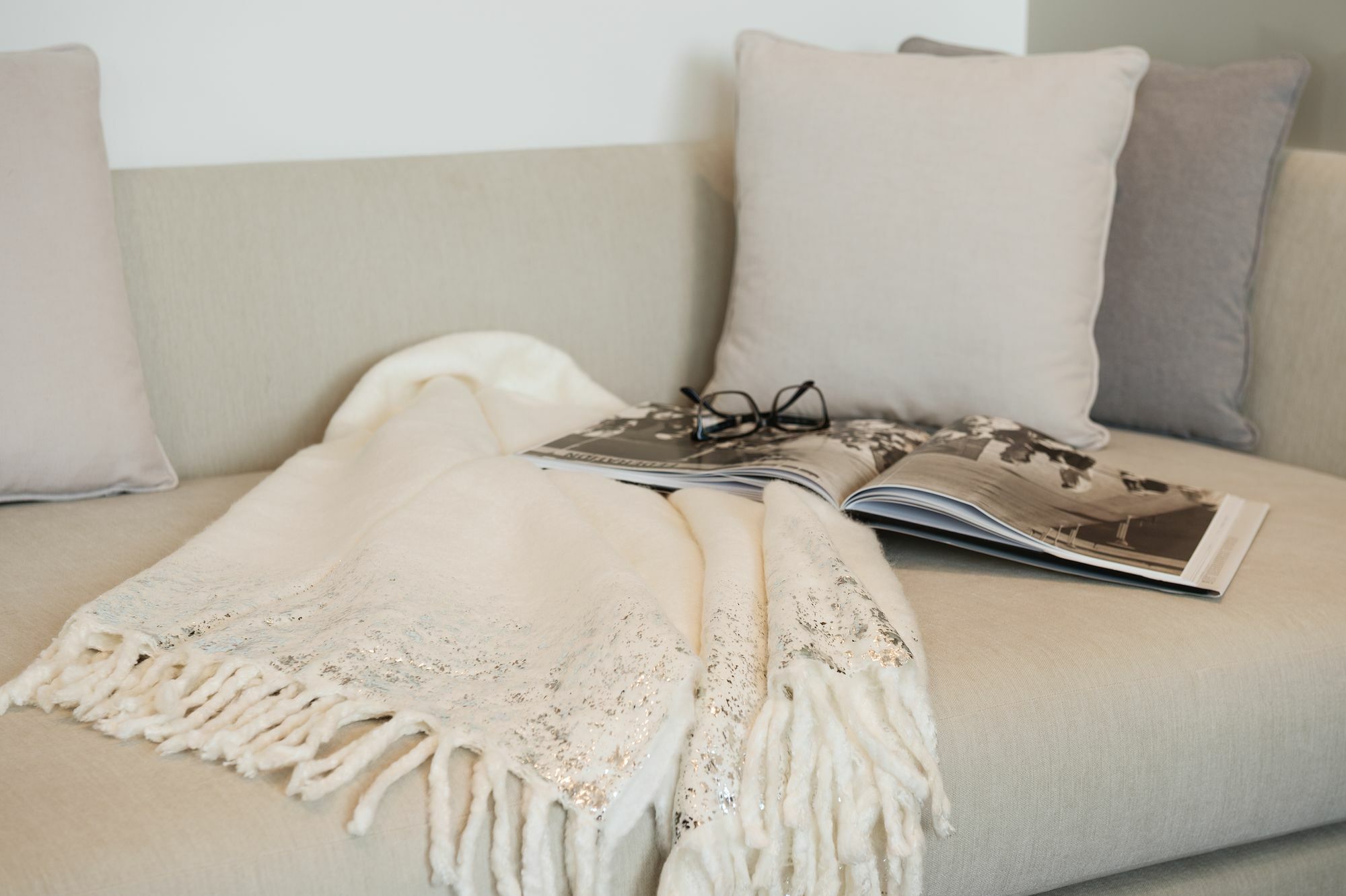 La Ville Hotel & Suites City Walk Dubai, Autograph Collection Zewnętrze zdjęcie A throw on a sofa